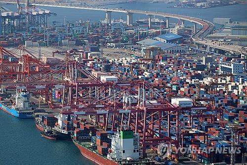 This file photo from Nov. 1, 2023, shows a port in Busan, 320 kilometers southeast of Seoul, packed with shipping containers. (Yonhap) 