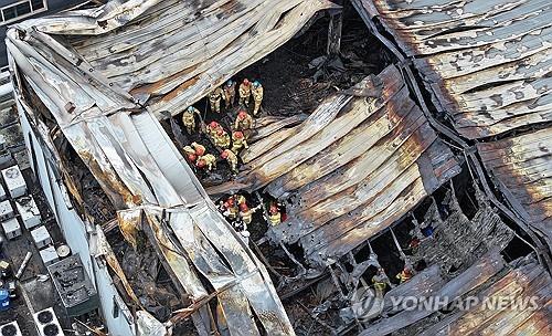 Una investigación conjunta de la policía, los bomberos y los funcionarios forenses está en marcha en una planta de baterías de litio en Hwaseong, al sur de Seúl, el 25 de junio de 2024. El número de muertos por un incendio en la planta el día anterior llega a 23. (Yonhap)