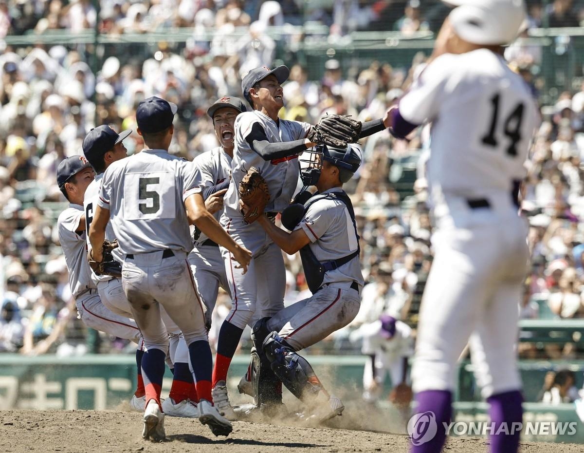 En esta fotografía de Kyodo vía Reuters, miembros del equipo de béisbol de la Escuela Secundaria Internacional de Kioto celebran su victoria sobre la Escuela Secundaria Kanto Daiichi en la final del Campeonato Nacional de Béisbol de Escuelas Secundarias de Japón en el Estadio Koshien en Nishinomiya, Japón, el 23 de agosto de 2024. (Yonhap)