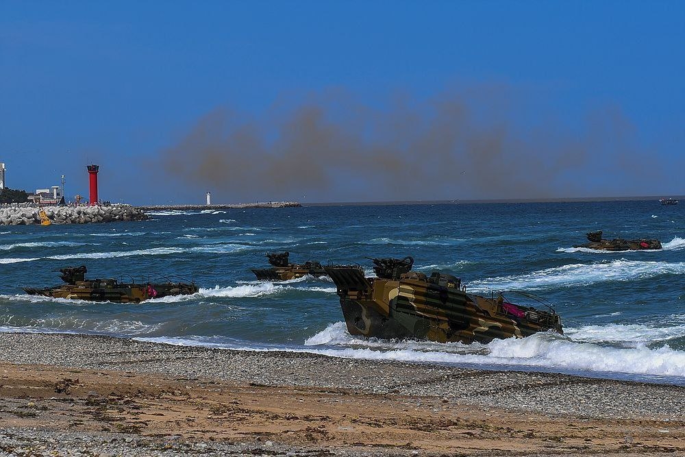 Un ejercicio de desembarco anfibio combinado entre Corea del Sur y Estados Unidos se lleva a cabo en una zona costera de Pohang, a 273 kilómetros al sureste de Seúl, el 2 de septiembre de 2024, en esta fotografía proporcionada por el Cuerpo de Marines. (Yonhap)