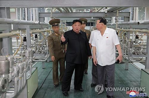 El líder norcoreano Kim Jong-un (con traje negro) habla durante una inspección en el Instituto de Armas Nucleares y la base de producción de materiales nucleares aptos para armas, en esta imagen proporcionada por la Agencia Central de Noticias de Corea del Norte, el 13 de septiembre de 2024. (Para uso exclusivo en la República de Corea. No se permite su redistribución) (Yonhap) 