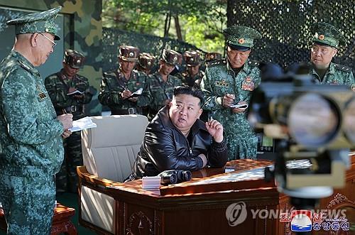 El líder norcoreano Kim Jong-un (centro) inspecciona una base de entrenamiento de las fuerzas de operaciones especiales del ejército el 2 de octubre de 2024, en esta fotografía proporcionada por la Agencia Central de Noticias de Corea, oficial del Norte, el 4 de octubre. (Para uso exclusivo en el República de Corea. Sin redistribución) (Yonhap)