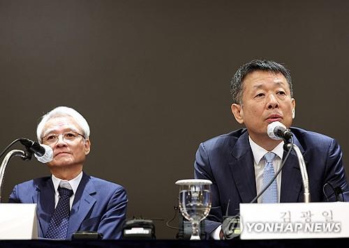 In this file photo, MBK Partners Vice Chairman Kim Kwang-il (R) and Young Poong President Kang Sung-doo hold a press conference in Seoul on Sept. 19, 2024. (Yonhap)