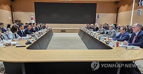 Los funcionarios surcoreanos y estadounidenses que lideran las negociaciones sobre el reparto de costos de defensa celebran su segunda ronda de conversaciones en el Instituto Coreano de Análisis de Defensa en Seúl el 21 de mayo de 2024, en esta fotografía de archivo proporcionada por el Ministerio de Relaciones Exteriores. (FOTO NO EN VENTA) (Yonhap) 