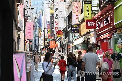 Esta foto de archivo muestra una calle en Myeongdong, Seúl, el 30 de septiembre de 2024. (Yonhap)