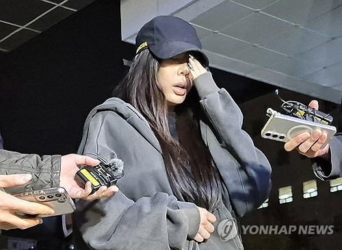 Singer-rapper Jessi arrives at Seoul Gangnam Police Station in southern Seoul on Oct. 16, 2024, for questioning over an assault case involving her fan. (Yonhap)