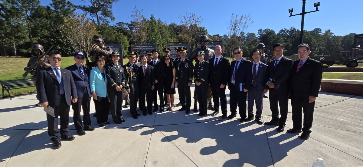 Funcionarios surcoreanos, familiares del difunto héroe de la Guerra de Corea, general Paik Sun-yup, y otros posan para una fotografía mientras se reúnen para un evento que celebra la instalación del Memorial de la Guerra de Corea en el Museo Nacional de Infantería en Columbus, Georgia, el 2 de octubre de 2019. 24 de diciembre de 2024, en esta fotografía proporcionada por el agregado de logística de defensa de Corea del Sur, coronel Kim Yong-sun. (FOTO NO EN VENTA) (Yonhap)