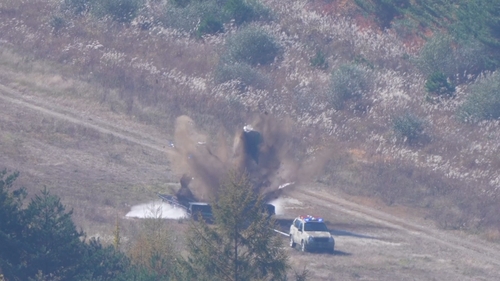 Esta fotografía, publicada por el Estado Mayor Conjunto el 31 de octubre de 2024, muestra una bomba GBU-12 golpeando un lanzador de transportador erector simulado en un campo de entrenamiento en Taebaek, 181 kilómetros al este de Seúl, el día anterior. (FOTO NO EN VENTA) (Yonhap)