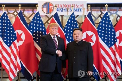 Esta imagen, capturada de la cuenta de Twitter de la Casa Blanca, muestra al presidente Donald Trump (izq.) estrechando la mano del líder norcoreano Kim Jong-un para su cumbre en el Sofitel Legend Metropole Hanoi en Vietnam el 28 de febrero de 2024. (FOTO NO PARA VENTA) (Yonhap)