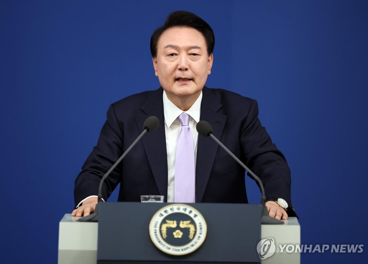 El presidente Yoon Suk Yeol habla durante una conferencia de prensa en la oficina presidencial en Seúl el 7 de noviembre de 2024. (Yonhap)