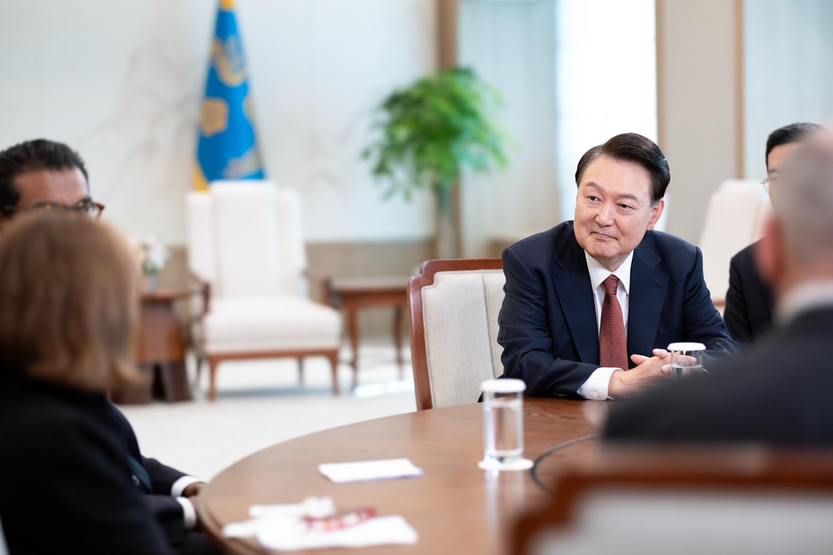 El presidente Yoon Suk Yeol (derecha) habla durante una entrevista con Newsweek en la oficina presidencial en Seúl en esta fotografía proporcionada por su oficina el 8 de noviembre de 2024. (FOTO NO A LA VENTA) (Yonhap) 