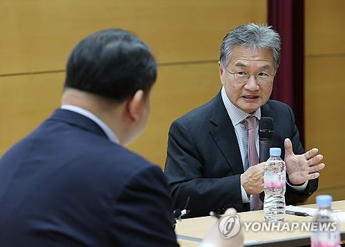 Joseph Yun, exrepresentante especial para la política de Corea del Norte, habla durante un simposio en Seúl el 15 de noviembre de 2024. (Yonhap)