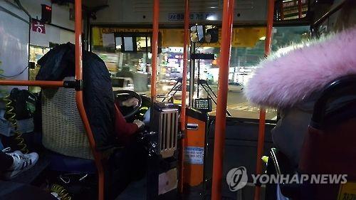 Un conductor de autobús conduce un "maeul" autobús en Seúl, en esta foto de archivo sin fecha. (Yonhap)