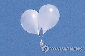 Esta fotografía de archivo del 8 de octubre de 2024 muestra globos que transportan basura volando sobre el distrito de Jongno en Seúl después de ser lanzados por Corea del Norte. (Yonhap)