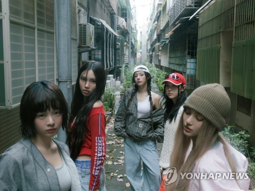 K-pop girl group NewJeans is shown in this photo provided by ADOR. (PHOTO NOT FOR SALE) (Yonhap)