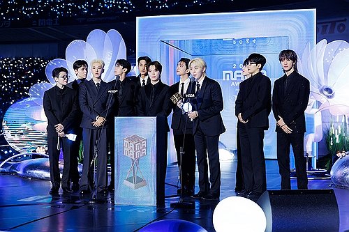 K-pop boy band Seventeen wins the Grand Award at the 2024 MAMA Awards in Osaka, Japan, on Nov. 24, 2024, in this file photo provided by CJ ENM. (PHOTO NOT FOR SALE) (Yonhap)