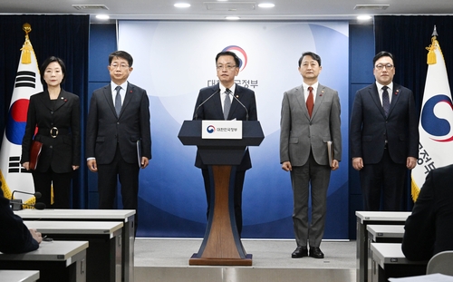 Finance Minister Choi Sang-mok (C) speaks during a press briefing at the government complex building in Seoul on Dec. 4, 2024, in this photo provided by the ministry. (PHOTO NOT FOR SALE) (Yonhap)