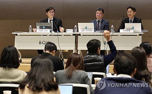 Bank of Korea Gov. Rhee Chang-yong (L) listens to a question from a reporter in a press conference at the bank's headquarters in Seoul on Dec. 18, 2024. (Yonhap)