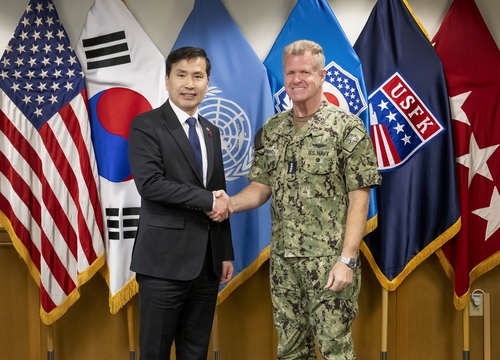 El ministro de Defensa interino, Kim Seon-ho (i), y el comandante del Comando Indo-Pacífico de EE. UU., almirante Samuel Paparo, se dan la mano durante su reunión celebrada en Camp Humphreys en Pyeongtaek, a 70 kilómetros al sur de Seúl, el 20 de diciembre de 2024, en esta fotografía proporcionada. por la oficina de Kim. (FOTO NO EN VENTA) (Yonhap)