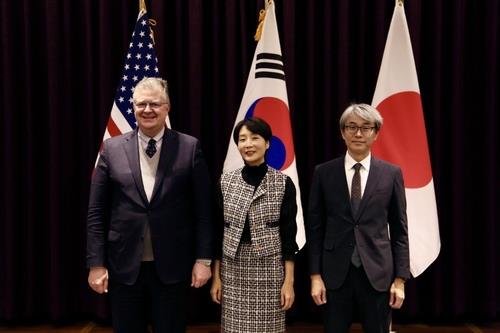 Esta foto de archivo, proporcionada por el Ministerio de Asuntos Exteriores, muestra a los participantes del Diálogo Indo-Pacífico entre Corea del Sur, Estados Unidos y Japón que tuvo lugar en Tokio el 11 de diciembre de 2024. (FOTO NO A LA VENTA) (Yonhap)