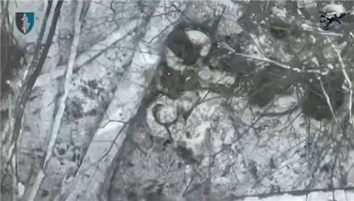 Esta captura de pantalla de imágenes compartidas por las fuerzas especiales de Ucrania el 19 de diciembre de 2024 muestra a dos soldados norcoreanos antes de un ataque con drones liderado por Ucrania en la región occidental de Kursk en Rusia. (FOTO NO EN VENTA) (Yonhap)