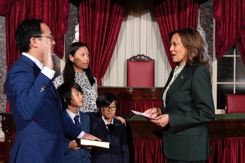 El senador Andy Kim de Nueva Jersey (izq.) asiste a una ceremonia de juramento con la vicepresidenta Kamala Harris (dcha.) en el Capitolio de Washington el 3 de enero de 2025 en esta fotografía proporcionada por la oficina de Kim. (FOTO NO EN VENTA) (Yonhap)