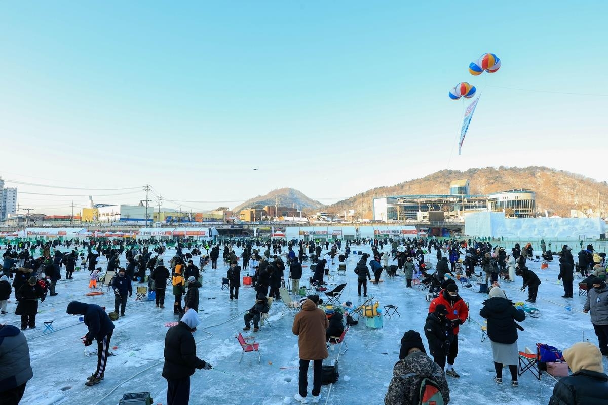 Los visitantes disfrutan de la pesca en hielo en el Festival de Hielo Hwacheon Sancheoneo 2025 en Hwacheon, provincia de Gangwon, el 11 de enero de 2025. (Yonhap)