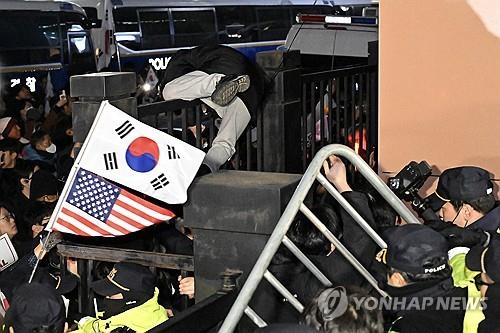 Los partidarios del presidente Yoon Suk Yeol organizan una airada protesta frente al Tribunal del Distrito Occidental de Seúl el 19 de enero de 2025. (Foto de la piscina) (Yonhap).