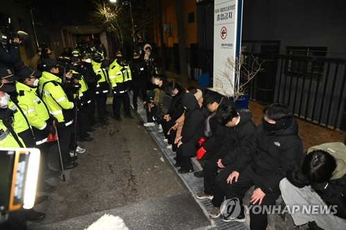 La policía detiene a partidarios del presidente acusado Yoon Suk Yeol frente al Tribunal del Distrito Occidental de Seúl el 18 de enero de 2025. (Foto de la piscina) (Yonhap)