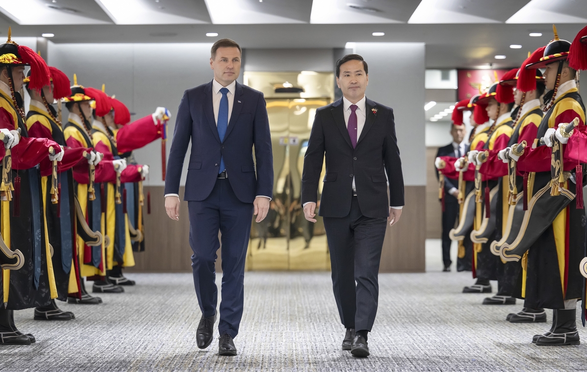 El ministro de Defensa Estonia, Hanno Pevkur (L), asiste a una ceremonia de bienvenida organizada por el ministro de Defensa interino de Corea del Sur, Kim Seon-Ho, en la sede del Ministerio de Defensa en Seúl el 27 de enero de 2025, en esta foto proporcionada por el Ministerio. (Foto no a la venta) (Yonhap)