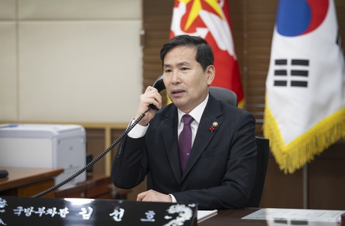 El ministro de Defensa interino, Kim Seon-Ho, tiene conversaciones telefónicas con el nuevo secretario de Defensa de los Estados Unidos, Pete Hegseth, el 31 de enero de 2025, en esta foto publicada por el Ministerio de Defensa de Seúl. (Foto no a la venta) (Yonhap)