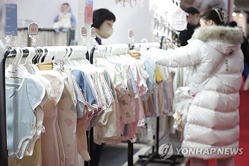 A person shops for baby clothing at a baby fair in Seoul in this Feb. 6, 2025, file photo. (Yonhap)