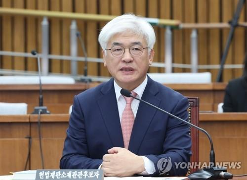 Ma Eun-Hyuk, candidato para la nueva justicia de la corte constitucional, responde las preguntas de los legisladores en su audiencia de confirmación en la Asamblea Nacional en Seúl, en esta foto del archivo del 23 de diciembre de 2024. (Yonhap)