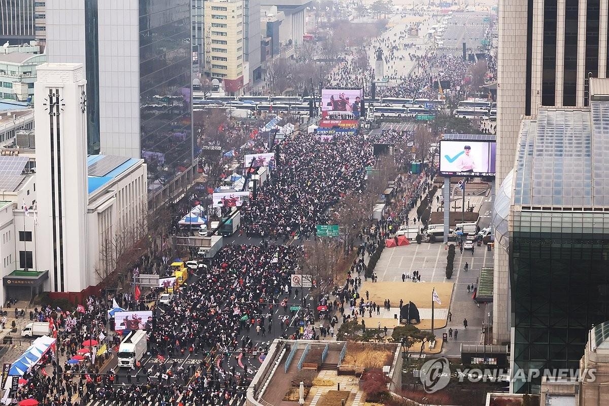 Los manifestantes pro-Yoon celebran una manifestación contra la acusación del presidente Yoon Suk Yeol cerca de Gwanghwamun Square en el centro de Seúl, en este archivo foto tomada el 15 de febrero de 2025. (Yonhap)