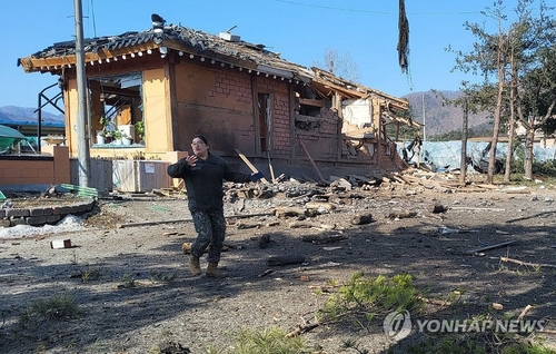 Un edificio está dañado por una sospecha de bomba en Pocheon, a unos 40 kilómetros al norte de Seúl, el 6 de marzo de 2025, en esta foto proporcionada por un lector. (Foto no a la venta) (Yonhap)