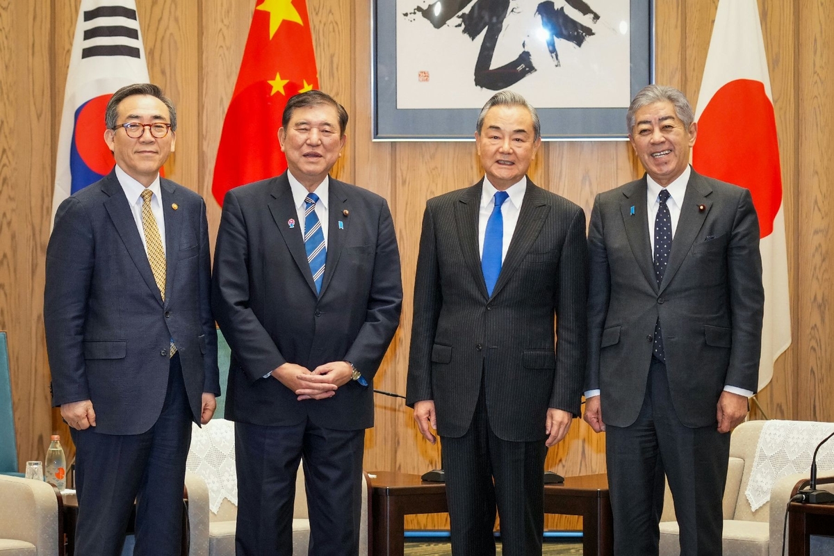 (De L a R) El ministro de Relaciones Exteriores, Cho Tae-Yul, se posa con el primer ministro japonés Shigeru Ishiba, el ministro de Relaciones Exteriores chino, Wang Yi, y el ministro de Asuntos Exteriores japoneses Takeshi Iwaya, durante una llamada de cortesía también unida por Wang, en Tokio, el 21 de marzo de 2025, en esta foto proporcionada por la oficina de Cho. (Foto no a la venta) (Yonhap)