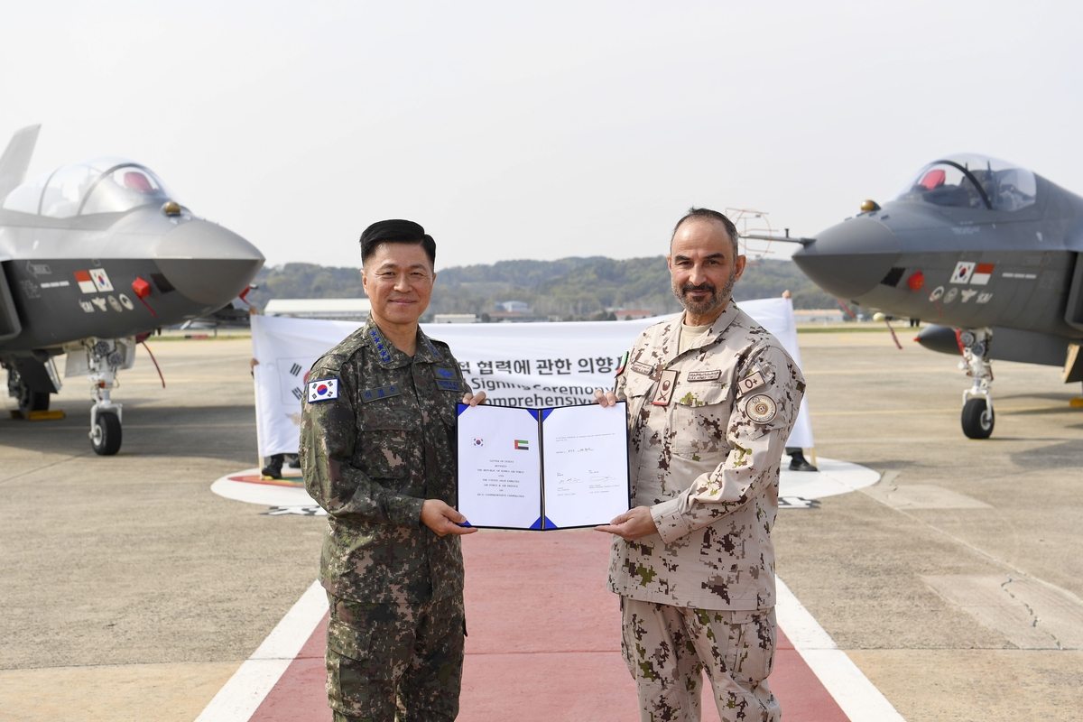 Air Force Chief of Staff Gen. Lee Young-su (L) and Maj. Gen. Rashed Mohammed A. Al Shamsi, commander of the UAE Air Force and Air Defence, pose after signing a letter of intent for cooperation on the South's KF-21 fighter jet at Korea Aerospace Industries Ltd., the KF-21's manufacturer, in Sacheon, about 290 kilometers south of Seoul, in this photo provided by Lee's office. (PHOTO NOT FOR SALE) (Yonhap)