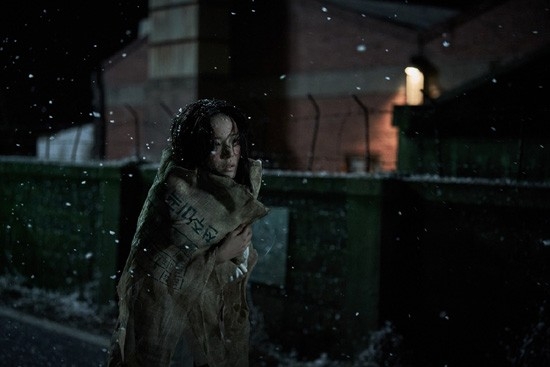 A young Hornclaw walks barefoot through the snow on a winter night in this still from the Korean action thriller "The Old Woman With the Knife," provided by Next Entertainment World (NEW). (PHOTO NOT FOR SALE) (Yonhap)