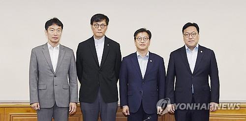 Gov't vows to continue close financial market monitoring amid external uncertainty