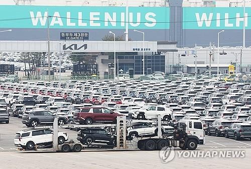 This April 9, 2025, file photo shows cars waiting to be exported at a port in the city of Pyeongtaek, Gyeonggi Province. (Yonhap)