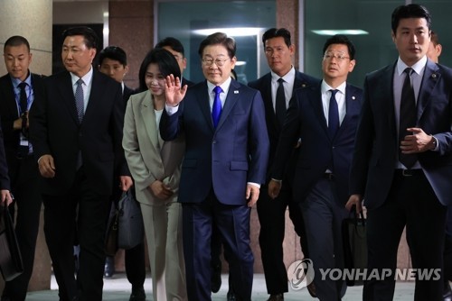 Lee vows to fulfill his duties as polls point to likely election win