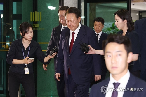  Special prosecutors to summon ex-President Yoon again for questioning Monday