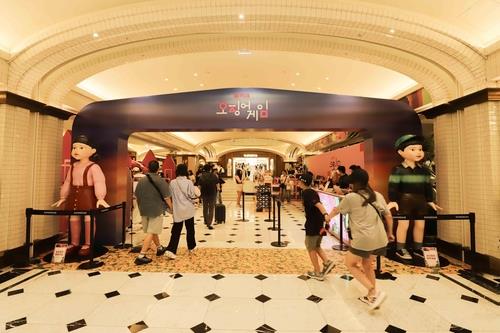 2025年6月30日、新世界が提供した写真は、韓国のデパートの一角にあるイカゲームをテーマにしたポップアップストア