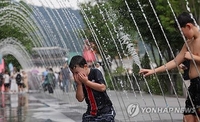 (LEAD) Seoul hit by season's 1st heat wave advisory, tropical night