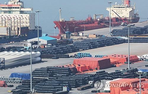 Steel products are piled up at a port in Pyeongtaek, about 60 kilometers south of Seoul, in this file photo from March 11, 2025, a day before the U.S. government's 25 percent tariffs on all steel and aluminum imports kick off. (Yonhap)