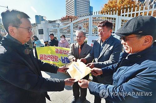 Investors in suspended inter-Korean projects demand full gov't compensation