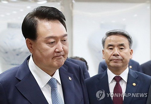 This undated file photo shows former President Yoon Suk Yeol (L) and former Defense Minister Lee Jong-sup. (Yonhap)
