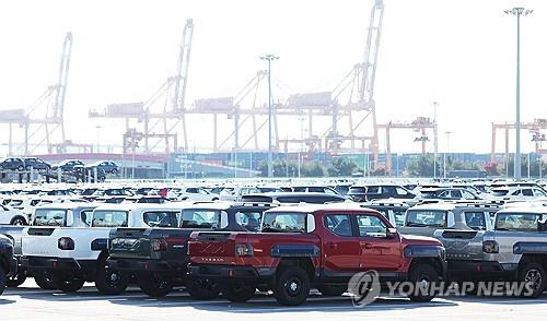 (2nd LD) BOK lifts S. Korea's growth forecast to 1 pct for this year, 1.8 pct for 2026