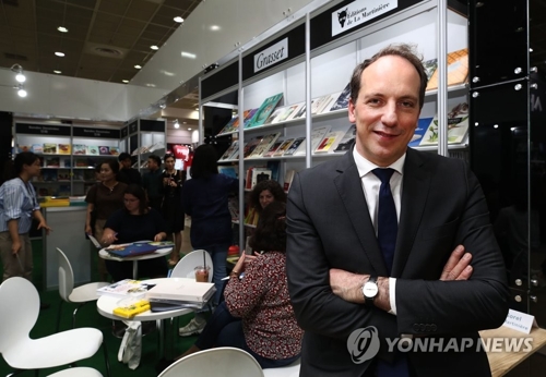 (FOCUS) L'ambassadeur Fabien Penone au Salon du livre de Séoul pour la promotion des savoirs et des idées