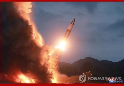 Le dirigeant nord-coréen Kim Jong-un a supervisé le samedi 10 août les tirs d'essai d'une «nouvelle arme», rapporte le lendemain l'Agence centrale de presse nord-coréenne (KCNA). (Utilisation en Corée du Sud uniquement et redistribution interdite)